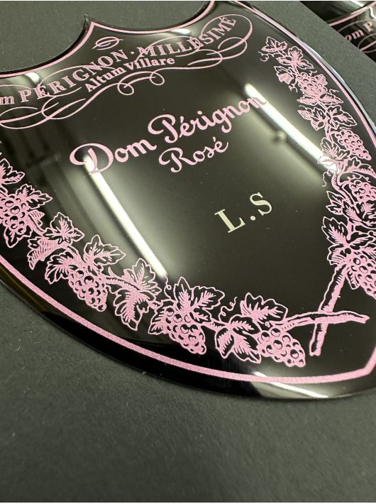 Dom Pérignon Vintage 2009 Rosé Giftbox & Bouteille personnalisés avec gravures sur boucliers en métal - 75 cl