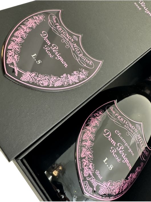 Dom Pérignon Vintage 2009 Rosé Giftbox & Bouteille personnalisés avec gravures sur boucliers en métal - 75 cl